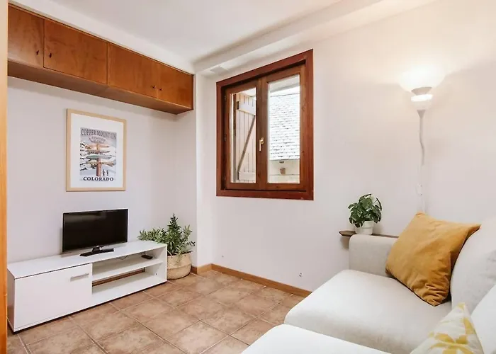 Cantal By Cardi Suites. *